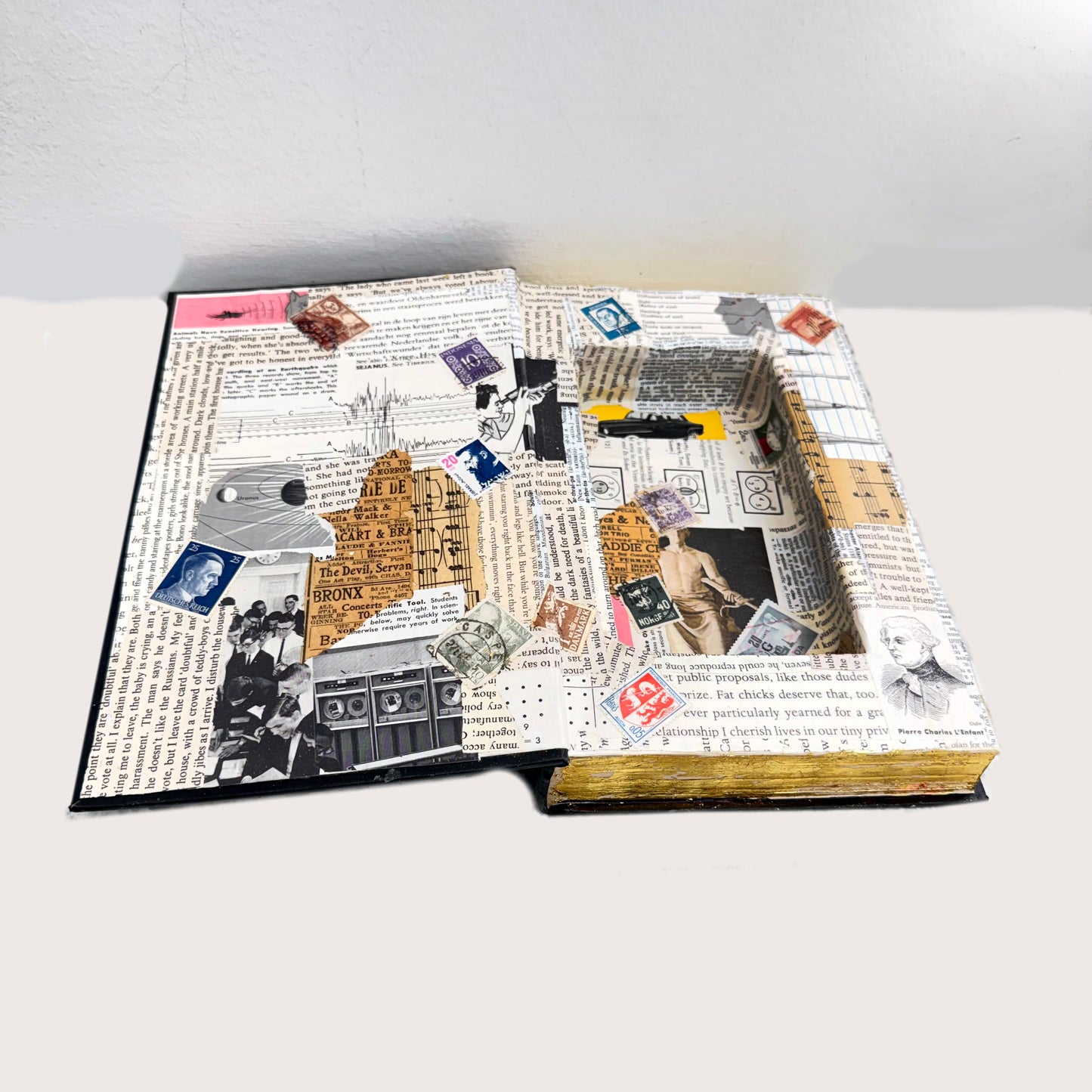 Secret Hiding Book - Guns